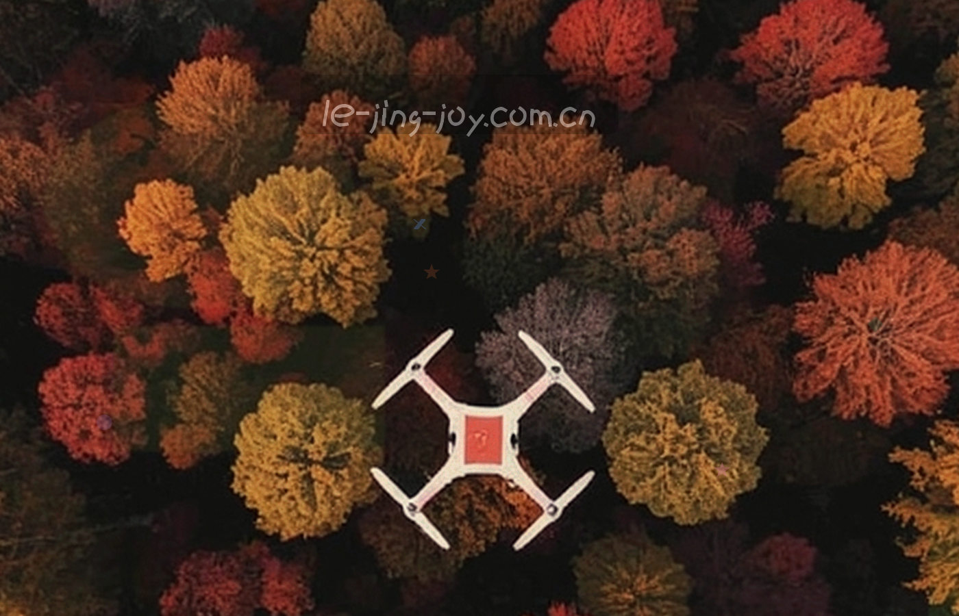 深色工作台上的屏幕光与人物背影剪影，夜间协作场景